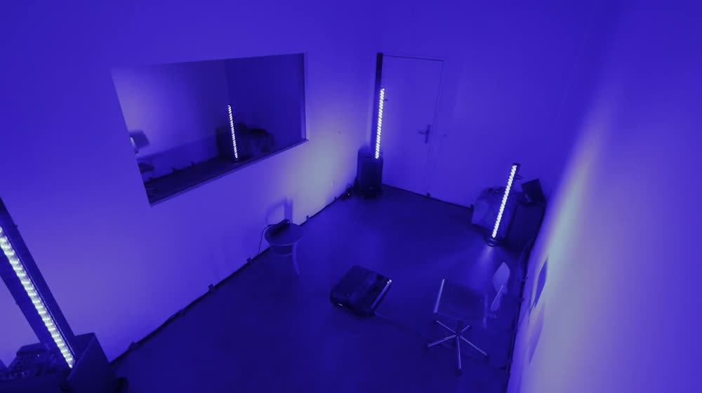 Project video guiding through the installation