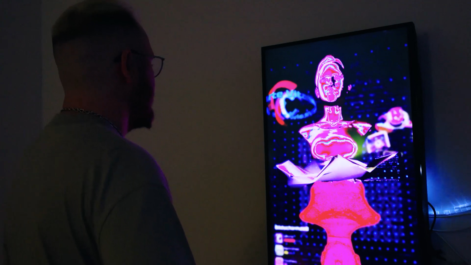 A visitor in front of the digital persona screen, with the busts of the protagonist.